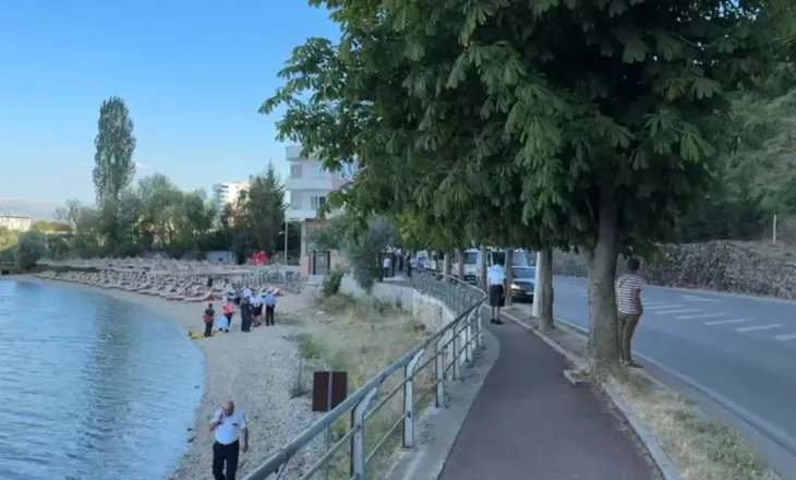 Pëson infarkt në plazhin e Pogradecit, humb jetën i moshuari