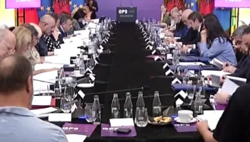 PIKANTE/ Rama u dorëzon ‘Besën’, socialistët shumë të përqëndruar, vendosin syzet për të lexuar manifestin