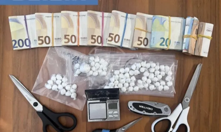 Pjesë e rrjetit të trafikut të kokainës në Itali, arrestohet shqiptari. I gjenden drogë, 7 mijë euro cash dhe peshore