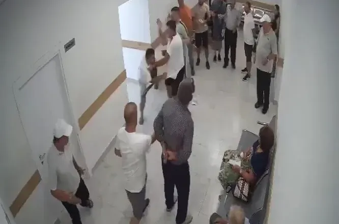 Plagosën 32-vjeçarin në Poliklinikën e Shkodrës, babë e bir lihen në “arrest shtëpie”, shfaqin pendesë