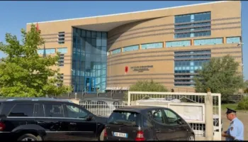 Plagosja me thikë e 32-vjeçarit brenda poliklinikës në Shkodër, babë e bir paraqiten në Gjykatë për masën e sigurisë