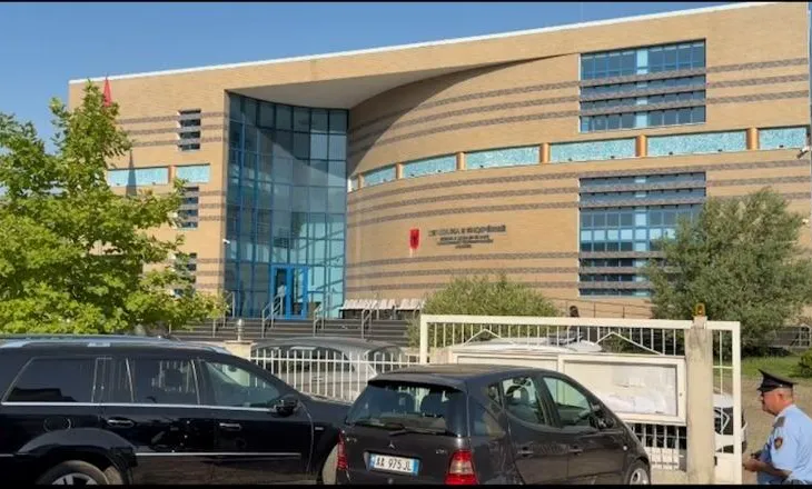 Plagosja me thikë e 32-vjeçarit brenda poliklinikës në Shkodër, babë e bir paraqiten në Gjykatë për masën e sigurisë