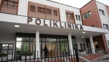 Plagosja me thikë në Shkodër, arrestohen 18-vjeçari dhe babai i tij! Sulmi ndodhi brenda Poliklinikës