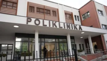 Plagosje me thikë brenda Poliklinikës, i plagosuri i nënshtrohet operacionit