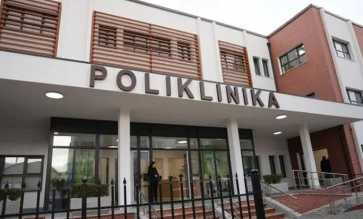 Plagosje me thikë brenda Poliklinikës, i plagosuri i nënshtrohet operacionit