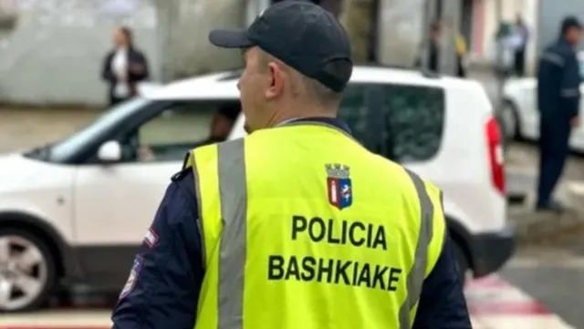 Plas grushti në zyrat e Policisë Bashkiake në Tiranë, efektivi godet shefin gjatë konfliktit