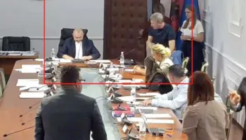 Plas sherri mes socialistëve, Manja përplaset me Gjiknurin për ligjin e pronave, deputeti socialist braktis mbledhjen..