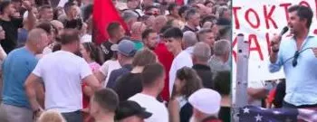 “Po bëhet gjenocid me shqiptarët”/ Protesta, avokati: Shumë qytetarë emigrojnë, u ka humbur shpresa