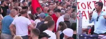 “Po bëhet gjenocid me shqiptarët”/ Protesta, avokati: Shumë qytetarë emigrojnë, u ka humbur shpresa