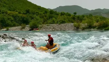 Po garonin me kajak në lumin Vjosë dhe rrezikuan mbytjen, anglezi me banim në Përmet shpëton dy turistë hungarezë
