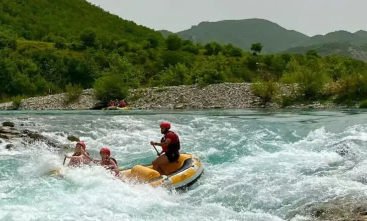 Po garonin me kajak në lumin Vjosë dhe rrezikuan mbytjen, anglezi me banim në Përmet shpëton dy turistë hungarezë