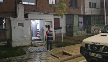 Po konsumonin alkool kur nisi debati, detaje nga plagosja në Korçë, njerku mori thikën dhe goditi 18-vjeçarin në kokë