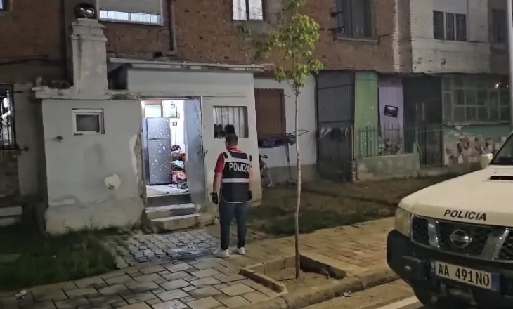 Po konsumonin alkool kur nisi debati, detaje nga plagosja në Korçë, njerku mori thikën dhe goditi 18-vjeçarin në kokë