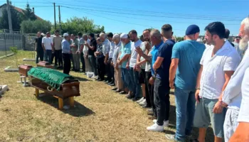 “Po spekulojnë me këtë tragjedi”, përcillet nëna dhe dy fëmijët në Postribë, bashkëfshatari mesazh mediave