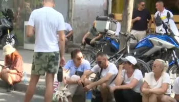 Policia grushta, shkelma e pranga, 12 qytetarë në paraburgim! Protestuesit tek Komisariati nr 3 kërkojnë lirimin e tyre