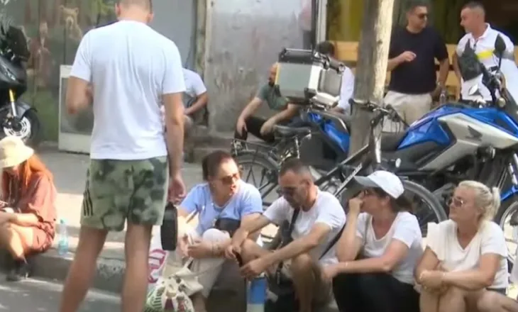 Policia grushta, shkelma e pranga, 12 qytetarë në paraburgim! Protestuesit tek Komisariati nr 3 kërkojnë lirimin e tyre