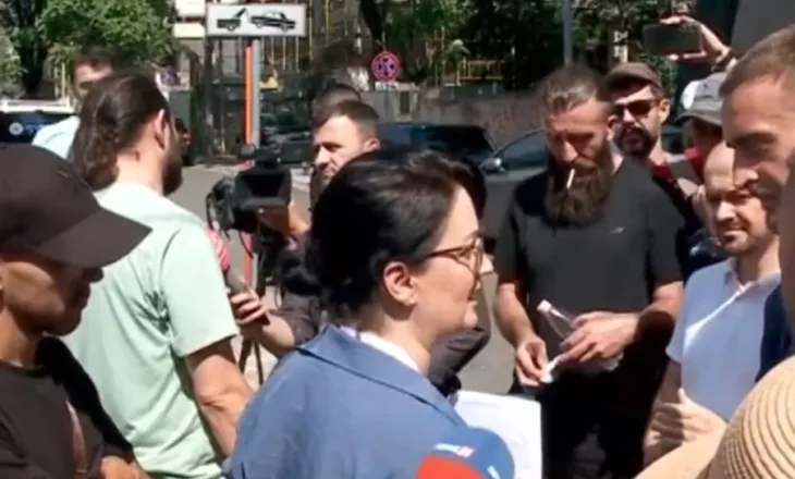 Policia shoqëroi brutalisht protestuesit gjatë tubimit te Parlamenti, Komiteti i Helsinkit: Do të zbardhim çdo rast