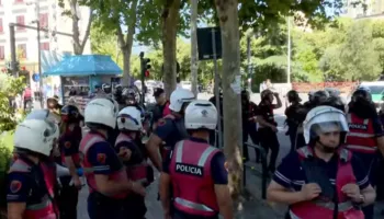 Policia shoqëron 4 protestues të tjerë, tensionohet sërish situata jashtë Parlamentit