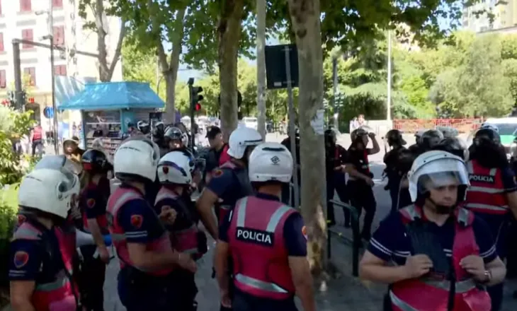 Policia shoqëron 4 protestues të tjerë, tensionohet sërish situata jashtë Parlamentit