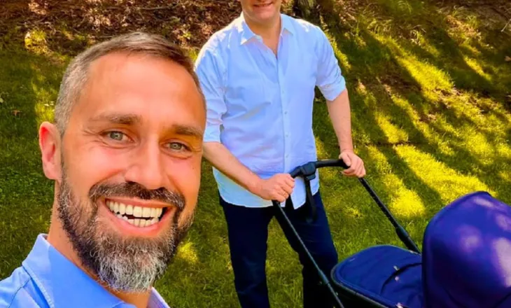 Politikani gay kritikohet pas lindjes së fëmijës me nënë surrogate
