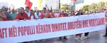 “Populli kërkon dinjitet, drejtësi dhe ndryshim”/ Protestuesit shpalosin banderolën me mesazhin e fortë në shesh: Mjaft