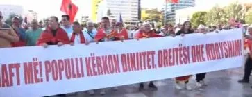 “Populli kërkon dinjitet, drejtësi dhe ndryshim”/ Protestuesit shpalosin banderolën me mesazhin e fortë në shesh: Mjaft