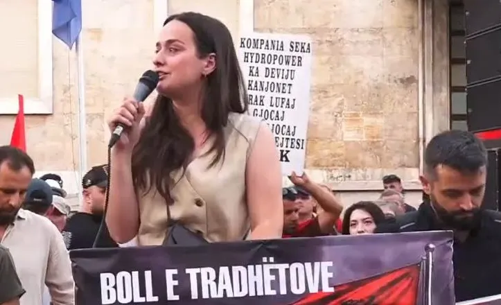 ‘Populli shqiptar nuk e meriton qeverinë që ka dhe Ballukun’, aktivistja: Nuk na mposhtën vapa dhe Botërori
