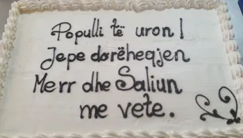 “Populli të uron”/ Protestuesit sjellin torta në bulevard në ditëlindjen e kryeministrit