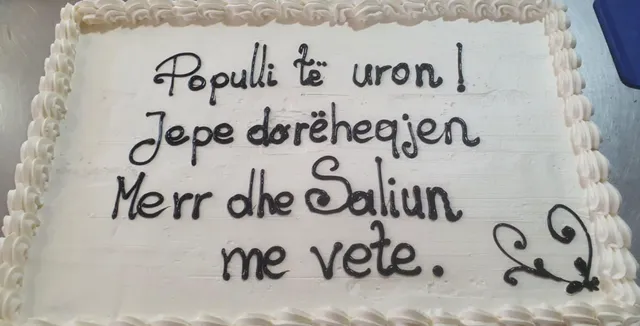 “Populli të uron”/ Protestuesit sjellin torta në bulevard në ditëlindjen e kryeministrit
