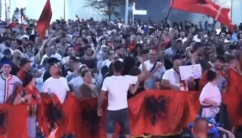 “Poshtë diktatura”/ Protestusit rezistentë, vijojnë marshimin kilometrik në rrugët e kryeqytetit: Rama f*ck you