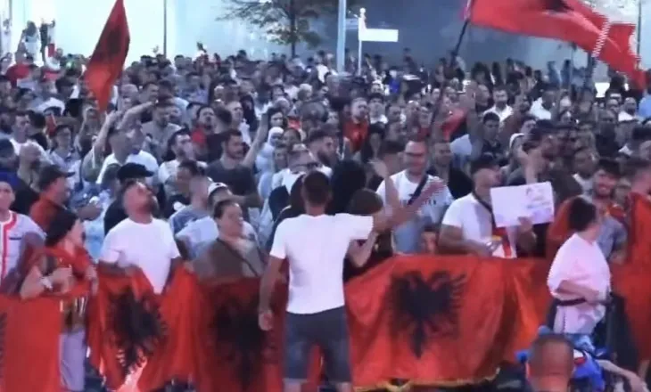“Poshtë diktatura”/ Protestusit rezistentë, vijojnë marshimin kilometrik në rrugët e kryeqytetit: Rama f*ck you