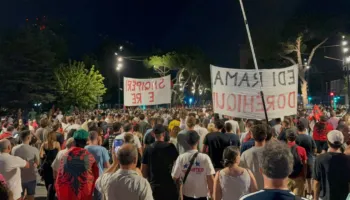 “Poshtë patronazhistët”/ Marshimi kalon nga ish-blloku: Bashkouni me ne, çohuni nga kafja