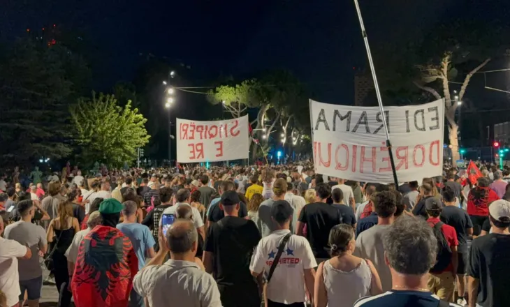 “Poshtë patronazhistët”/ Marshimi kalon nga ish-blloku: Bashkouni me ne, çohuni nga kafja