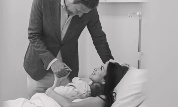 Princ Leka publikon foton familjare me djalin dhe Blertën