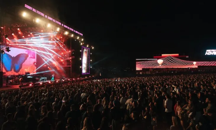 Prishtina gati për “Sunny Hill”, festivalin që elektrizon Kosovën (VIDEO)