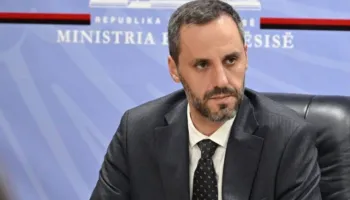 “Prisni gjobën”/ Lamallari paralajmëron shoferët e pabindur