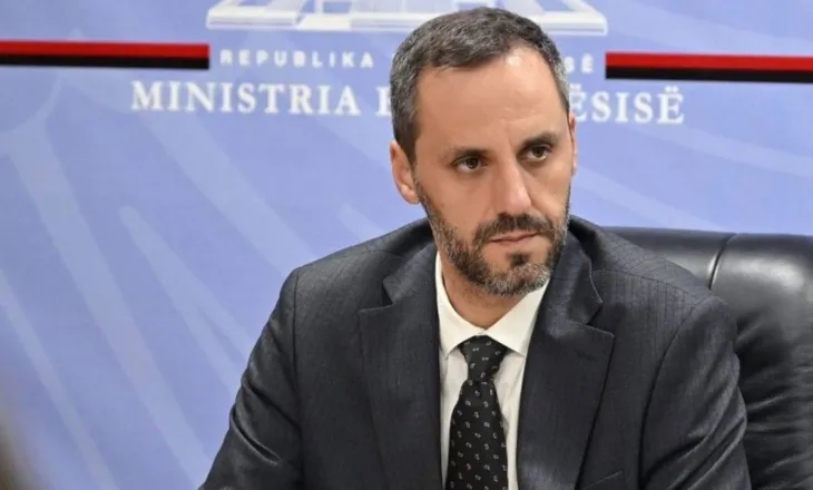 “Prisni gjobën”/ Lamallari paralajmëron shoferët e pabindur