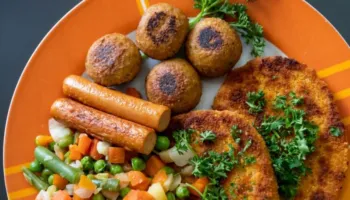 Produktet vegane që zëvendësojnë mishin dhe qumështin kanë më shumë përbërës të shtuar