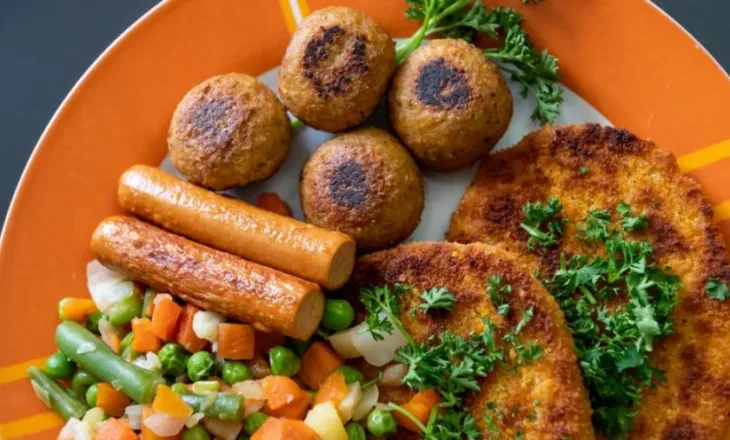 Produktet vegane që zëvendësojnë mishin dhe qumështin kanë më shumë përbërës të shtuar