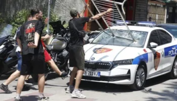 Prokuroria kërkon burg për tre të ndaluarit që goditën makinën e policisë