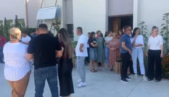 Propozimi i PS për shkrirjen e bashkisë në Klos, punonjësit e administratës dalin në protestë: Jemi kundër, humbje për qytetin