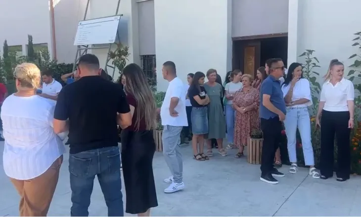 Propozimi i PS për shkrirjen e bashkisë në Klos, punonjësit e administratës dalin në protestë: Jemi kundër, humbje për qytetin