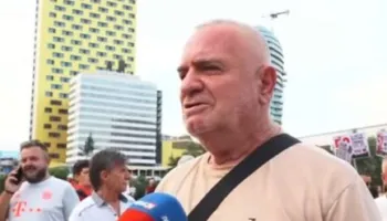 “Protesta do vazhdojë deri në rrëzimin e tij”/ Qytetari i përgjigjet kryeministrit nga sheshi: Spitalet pa ilaçe…