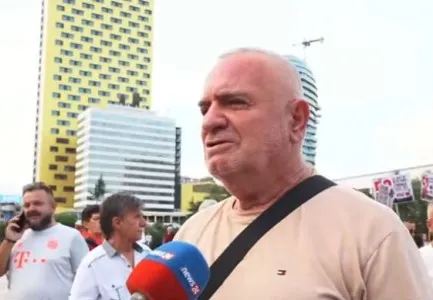 “Protesta do vazhdojë deri në rrëzimin e tij”/ Qytetari i përgjigjet kryeministrit nga sheshi: Spitalet pa ilaçe…
