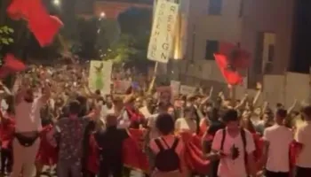 Protesta e 36-të kundër qeverisë, mijëra qytetarë vijojnë marshimin në rrugët e Tiranës