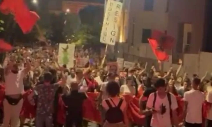 Protesta e 36-të kundër qeverisë, mijëra qytetarë vijojnë marshimin në rrugët e Tiranës