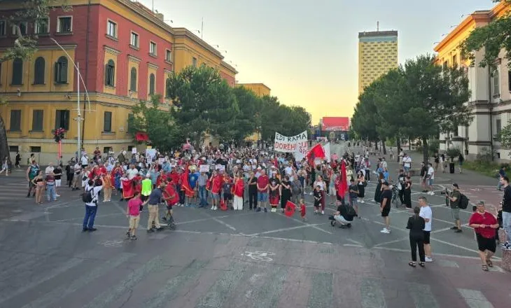 Protesta e 38-të në Tiranë, qytetarët kërkojnë largimin e Ramës dhe Berishës nga skena politike