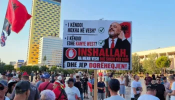 Protesta e 43-të kundër qeverisë, pankarta ironike për Ramën: “I këndoi hoxha në vesh, i këndoi dhe Kanye West”