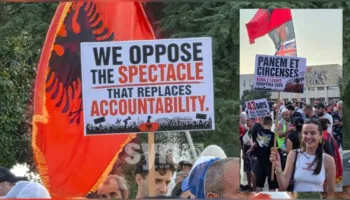 Protesta e 43-të radhazi/ Pankartat ironike të qytetarëve ndaj Ramës: Jo spektakël, por llogaridhënie