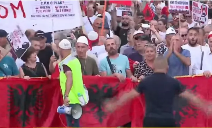 Protesta e 49-të kundër qeverisë, qytetarët marshojnë nga sheshi drejt Kryeministrisë
